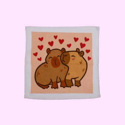 Capybara - Magisches Baumwollhandtuch 30x30cm - Capybara mit Herzen - SNACKS24.AT